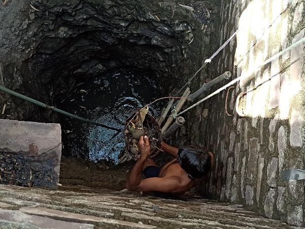 खुद करते हैं कुएं की सफाई।