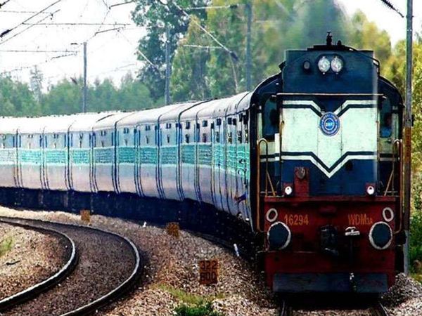 For samples of five coaches, passengers of 16 coaches were allowed to go without investigation. | पांच बोगी के यात्रियों के सैंपल लिए, 16 बोगियों के यात्रियों को बिना जांच ही जाने दिया