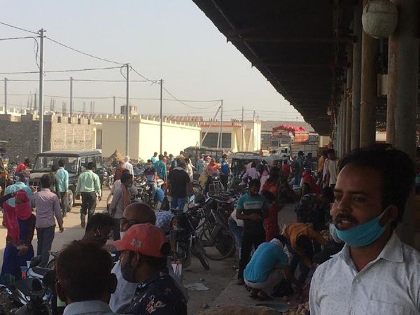 करहिया मंडी में ग्राहकों की भीड़