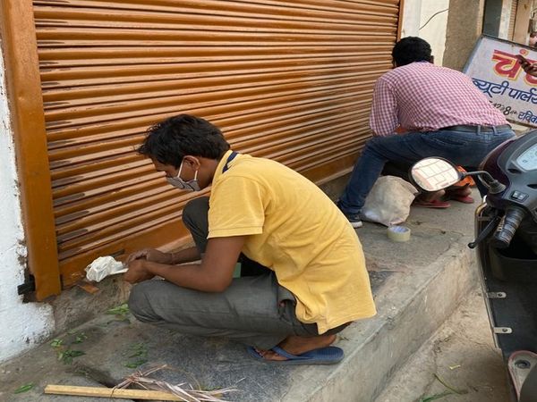 रायपुर के मौदहापारा, चंगोराभाटा इलाके की दुकानों को सील किया गया।