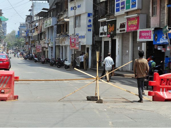 ठाणे में लोगों को रोकने ने लिए इस तरह से सड़कों को ब्लॉक किया गया है।