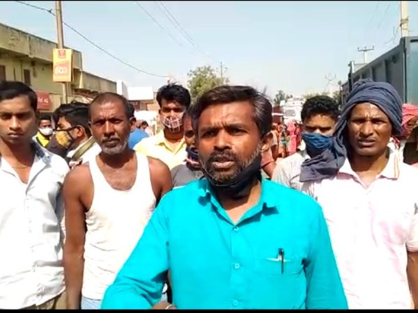 जाम के दौरान आक्रोशित परिजन और स्थानीय लोग।