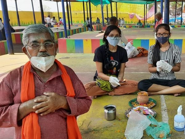 अस्थि विसर्जन और क्रियाक्रम के लिए पहुंची बेटियाँ।