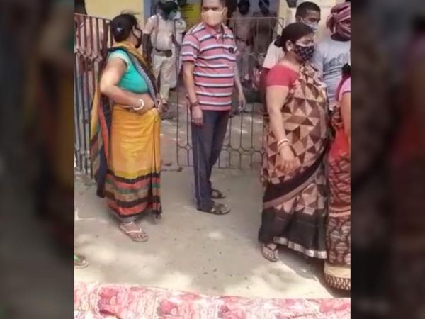युवक के शव के साथ थाना के पास हंगामा करते परिजन। - Dainik Bhaskar