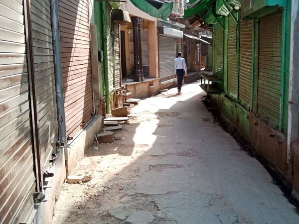 ये आटे वाली गली है। सब दुकानें बंद हैं। कर्फ्यू के दिन यहां भीड़ थी।