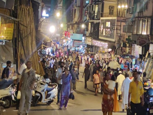 मुंबई की भिंडी बाजार की यह तस्वीर रात 10 बजे की है। बाजारों में भारी भीड़ है और किसी के चेहरे पर मास्क नहीं दिख रहा है।