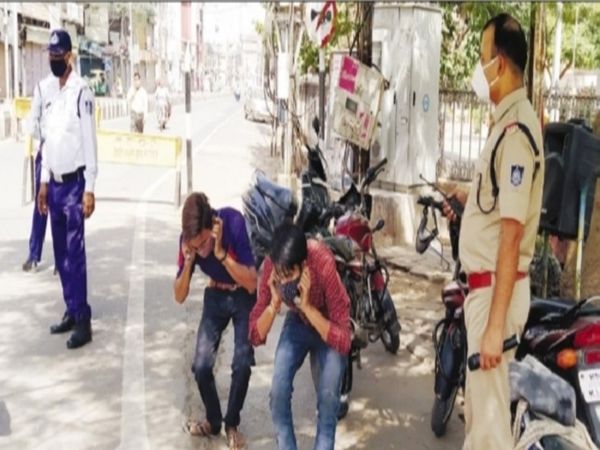 बिना कारण सड़क पर घूमने पर उठक-बैठक लगवाई।