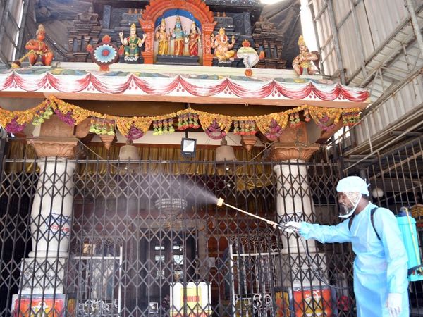 रामनवमी के मौके पर मुंबई के एक राम मंदिर को सैनिटाइज करता BMC का स्वास्थ्यकर्मी।