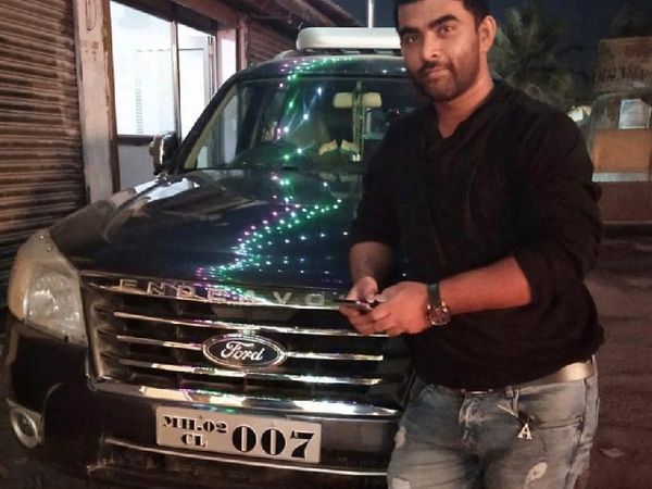 अपनी SUV के साथ शाहनवाज शेख।