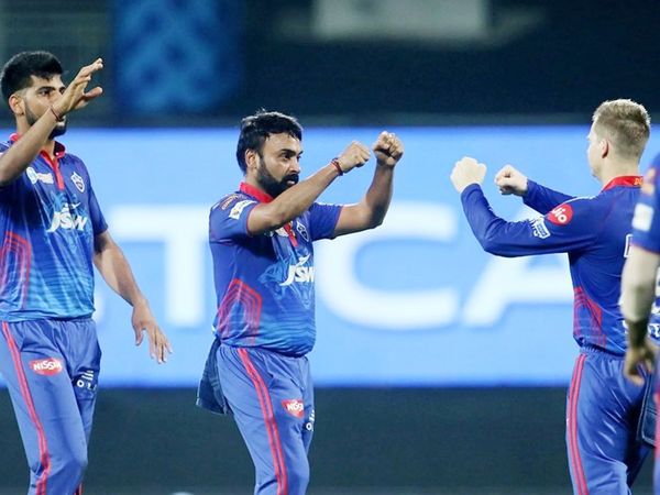 चेन्नई के टर्निंग ट्रैक पर अमित मिश्रा ने 4 विकेट लिए। उन्होंने मुंबई के कप्तान रोहित शर्मा, हार्दिक पंड्या, कीरोन पोलार्ड और ईशान किशन को शिकार बनाया।