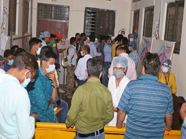 मंगलवार रात रेमडेसिविर लेने कलेक्टोरेट पहुंचे लोगों की भीड़ लग गई।