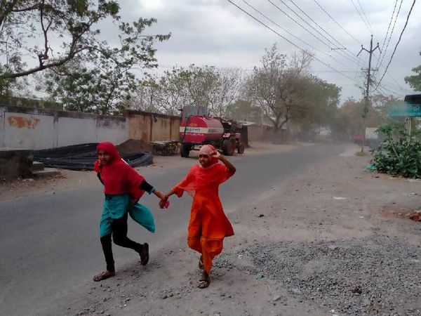 खंडवा में दिनभर बादल छाए रहे और धूल भरी आंधी चली।