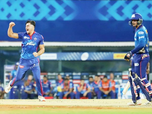 मुंबई की शुरुआत अच्छी नहीं रही। टीम ने 9 रन पर पहला विकेट गंवाया। क्विंटन डिकॉक 2 रन बनाकर स्टोइनिस की बॉल पर कैच आउट हुए।