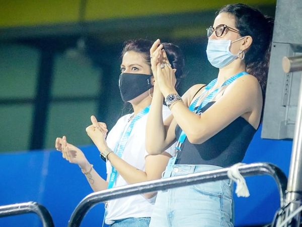 मैच के दौरान क्रुणाल पंड्या की वाइफ पंखुड़ी (बाएं) और हार्दिक की मंगेतर नताशा।