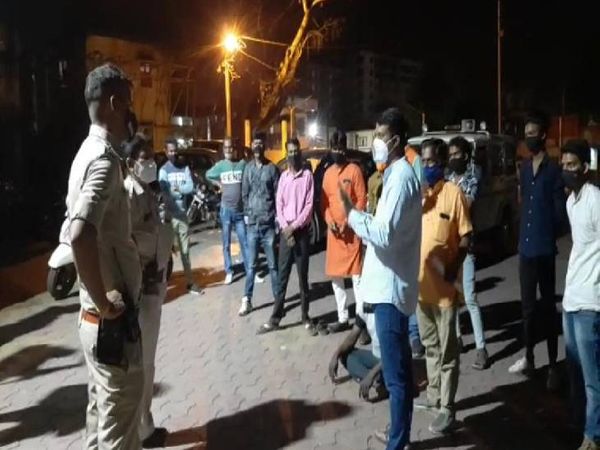 गोरखपुर थाने में शिवसेना कार्यकर्ताओं ने किया हंगामा।
