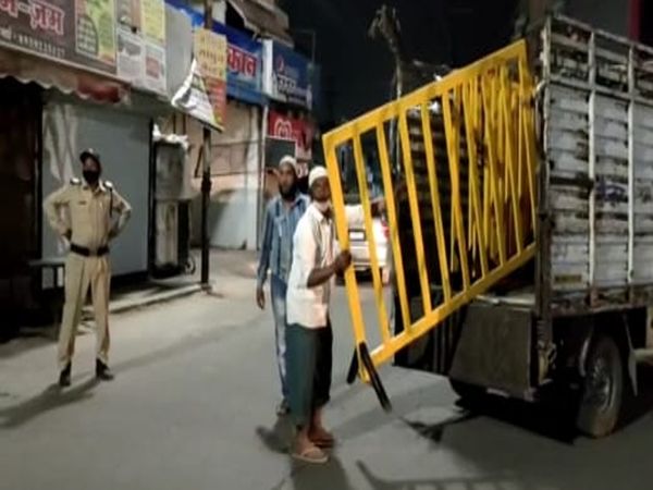 देर रात खजराना इलाके में बेरिकेटिंग की गई