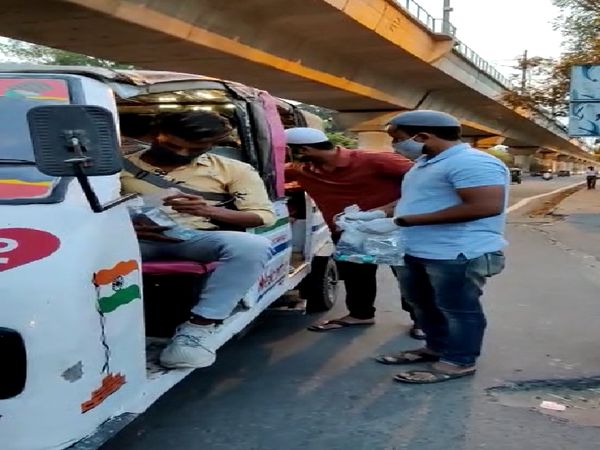 जामिया यूनिवर्सिटी के बाहर अजहर रमजान की इफ्तारी वाले पैकेट बांट रहे हैं। अजहर बताते हैं कि हम लोगों को समझा रहे हैं कि इस समय घर में ही नमाज पढ़ना बेहतर है।