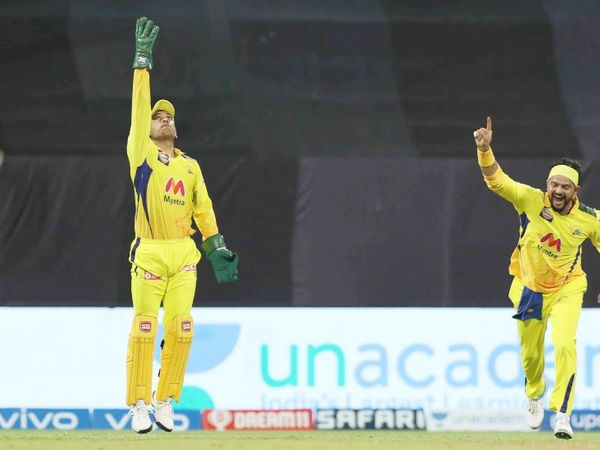 मैच में विकेटकीपर महेंद्र सिंह धोनी ने 3 कैच लिए। KKR के कप्तान ओएन मोर्गन का कैच लेने के बाद इस तरह खुश नजर आए धोनी और सुरेश रैना।