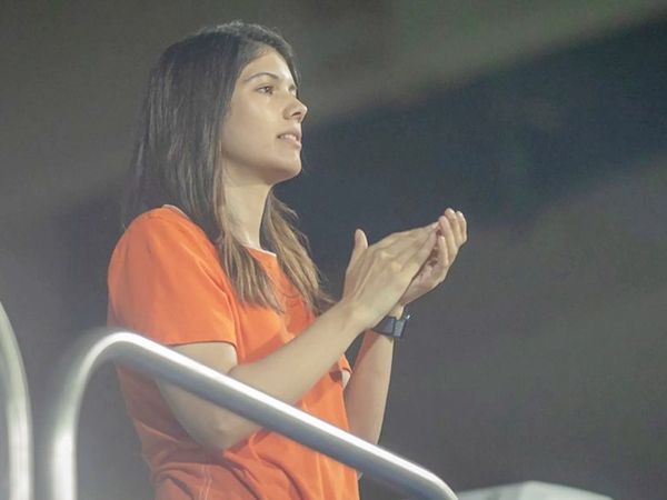 कलानिधि मारन की बेटी काव्या मारन सनराइजर्स हैदराबाद टीम की जीत से खुश नजर आईं। वे इस फ्रेंचाइजी की को-ओनर हैं।