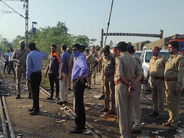 मौके पर जुटे पुलिस व प्रशासनिक अधिकारी।