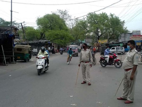 लॉकडाउन के मद्देनजर चिरकुंडा के बाजार में तैनात पुलिसकर्मी।