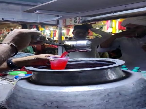 बटला हाउस के पास शरबत के इस पुराने ठेले पर रमजान के दिनों में भीड़ लगी रहती थी, लेकिन फिलहाल यहां सन्नाटा नजर आता है।