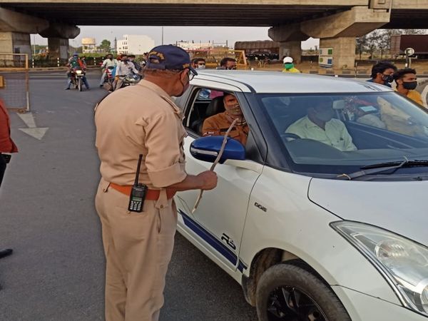 रीगल तिराहे पर पुलिस सुबह से ही तैनात रही।