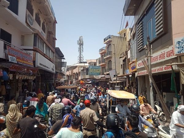 खुद व्यापारियों की ओर से बाजार खोले जाने के बाद स्थिति।