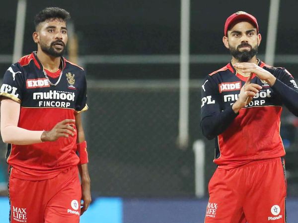 सिराज की एक सटीक यॉर्कर डेविड मिलर के जूते पर लगी। ऑन-फील्ड अंपायर ने इसे नॉटआउट दिया। इसके बाद DRS लेते कप्तान विराट। DRS में बॉल विकेट को हिट कर रही थी। ऑन-फील्ड अंपायर को अपना फैसला बदलना पड़ा और मिलर शून्य पर पवेलियन लौटे।