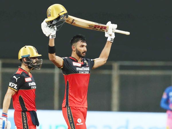 IPL में पहली सेंचुरी लगाने के बाद जश्न मनाते देवदत्त पडिक्कल। वे मनीष पांडे और पॉल वल्थाटी के बाद IPL में अनकैप्ड रहते हुए सेंचुरी लगाने वाले तीसरे प्लेयर बन गए।