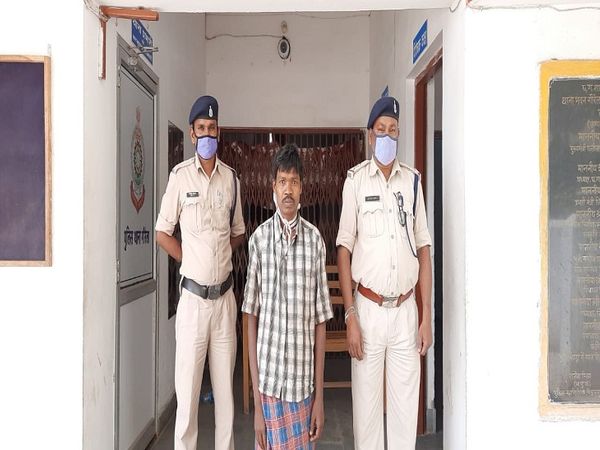 पुलिस गिरफ्त में दिख रही शख्स गोपाल बैगा है। गोपाल ने ही मितानिन के साथ मारपीट की थी। गौरेला पुलिस ने गोपाल को गिरफ्तार कर लिया है।