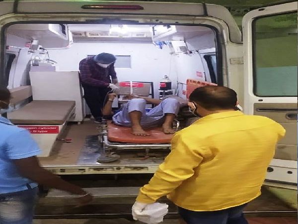 त्रिमूर्ति अस्पताल में रात को ऑक्सीजन खत्म होने पर मरीजों को BHU शिफ्ट किया गया। - Dainik Bhaskar