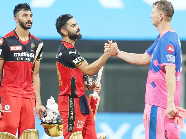 मैच जीतने के बाद राजस्थान के क्रिस मॉरिस (दाएं) से हाथ मिलाते विराट कोहली। मॉरिस पिछले सीजन में RCB में थे।