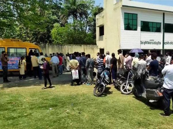 मुरादाबाद में कोविड की जांच के लिए लगी कतार।