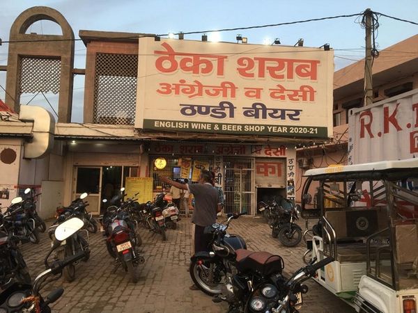 सेक्टर-25 में खुला शराब का ठेका।