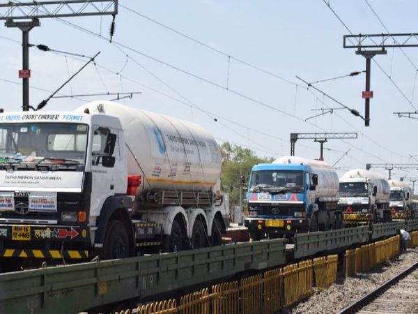 शनिवार सुबह 11 बजे की यह तस्वीर ट्रेन के नासिक स्टेशन पहुंचने के दौरान की है।