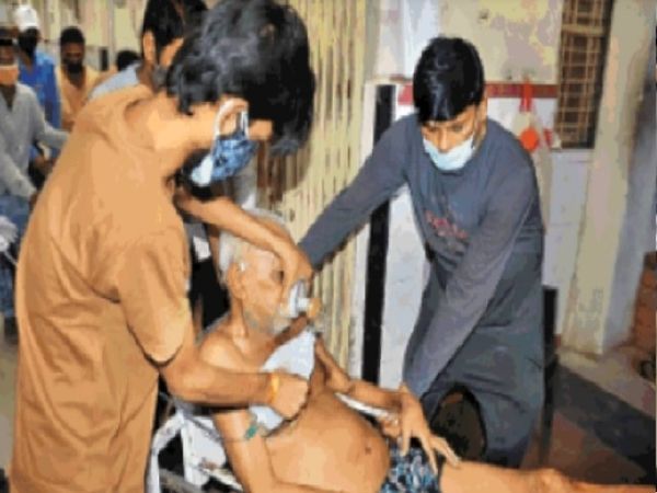 ग्वालियर के सबसे बड़े अस्पताल जयारोग्य के मेडसिन वार्ड में ऑक्सीजन खत्म होने पर मरीज को दूसरी जगह ले जाते परिजन।