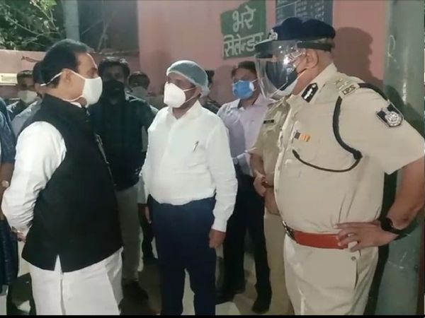 ऑक्सीजन प्लांट पहुंचकर ऑक्सीजन की ताजा स्थिति की जानकारी लेते गृहमंत्री नरोत्तम मिश्रा, साथ ही कलेक्टर ग्वालियर