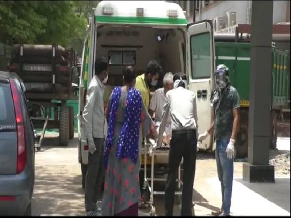 जिला अस्पताल के कोविड सेंटर में हर रोज मरीज भर्ती हो रहे हैं।