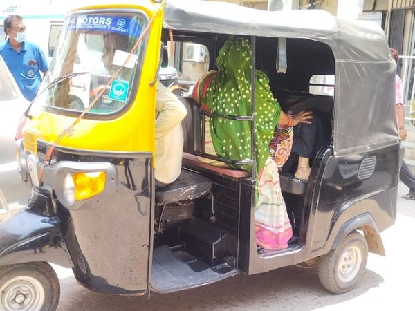 तस्वीर बिलासपुर की है। सिम्स अस्पताल में बेड नहीं मिला तो ऑटो ये महिला लौट गई।