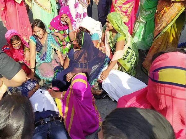 कई थानों की फ़ोर्स और अधिकारीयों ने मौके पर पहुंच कर हालात को संभाला। - Dainik Bhaskar