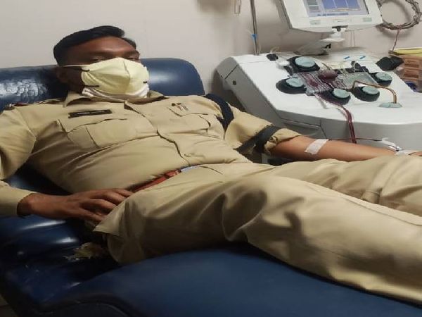 ओमती थाने में पदस्थ एसआई सतीष झारिया प्लाज्मा डोनेट करते हुए।