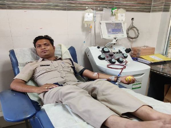 पुलिस लाइन में पदस्थ आरक्षक रामकृष्ण शर्मा प्लाज्मा डोनेट करते हुए।