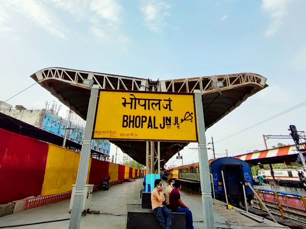 भोपाल रेलवे स्टेशन के प्लेटफॉर्म नंबर-6 पर आइसोलेशन कोच की व्यवस्था की है। आज से मरीज इसका लाभ उठा सकते हैं।