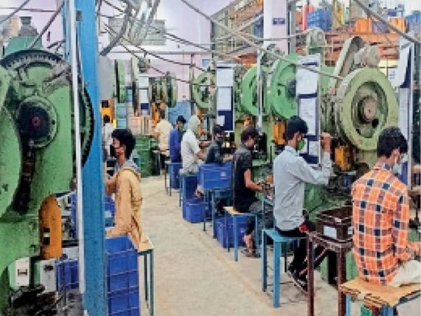 रीको क्षेत्र में एक ऑटो पार्ट्स कंपनी में मांग बढ़ने के बाद काम करते मजदूर। - Dainik Bhaskar