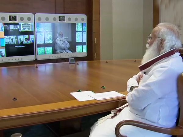 प्रधानमंत्री नरेंद्र मोदी ने सभी मंत्रालयों और डिपार्टमेंट्स को ऑक्सीजन सप्लाई के लिए तालमेल से काम करने पर जोर दिया। - Dainik Bhaskar