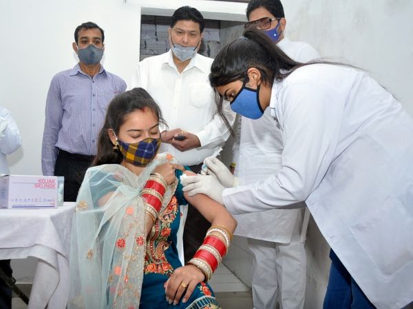 अभी देश में बुजुर्गों, 45 साल से ज्यादा उम्र के बीमार लोगों, हेल्थ केयर और फ्रंटलाइन वर्कर्स को टीका लगाया जा रहा है। - Dainik Bhaskar