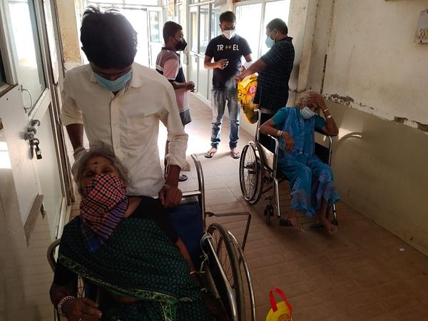 तस्वीर राजनांदगांव के बसंतपुर अस्पताल की है। यहां भी संक्रमित खाली बेड न मिलने की सूरत में इंतजार कर रहे हैं।