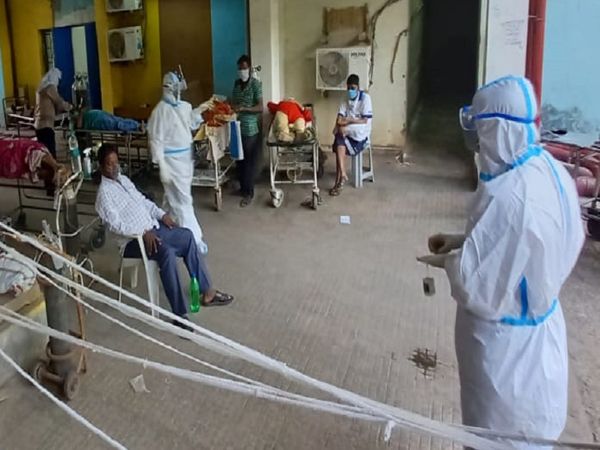 तस्वीर रायपुर अंबेडकर अस्पताल के बाहर की, इन मरीजों को भी बेड का इंतजार है।