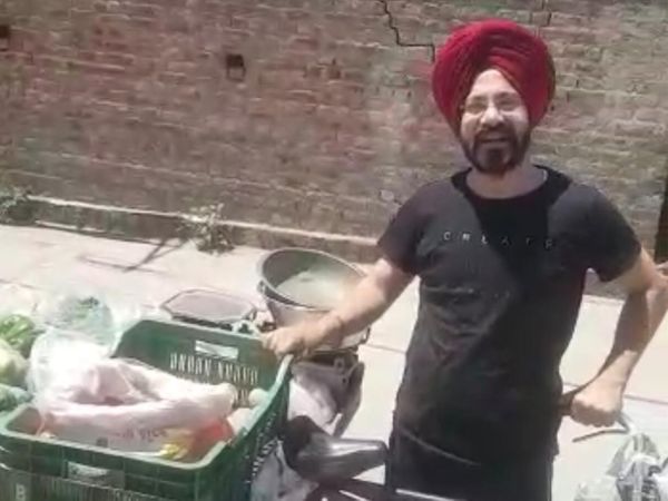 गलियों में सब्जी की रेहड़ी लेकर घूमते प्रोफेसर एमपी सिंह। - Dainik Bhaskar